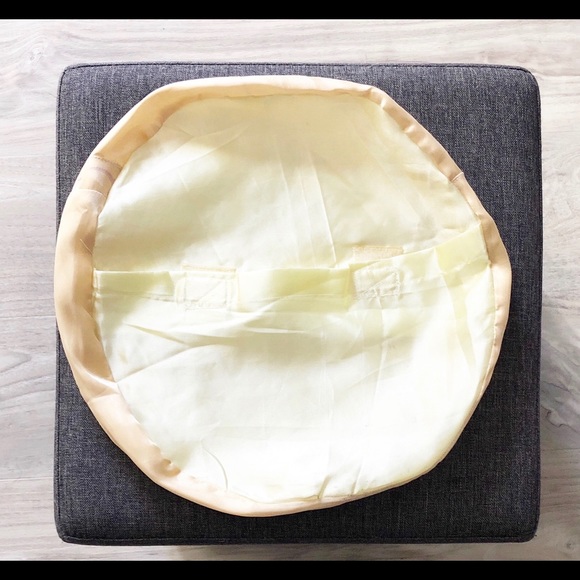 4 Decorative round throw pillows - Picture 5 of 8